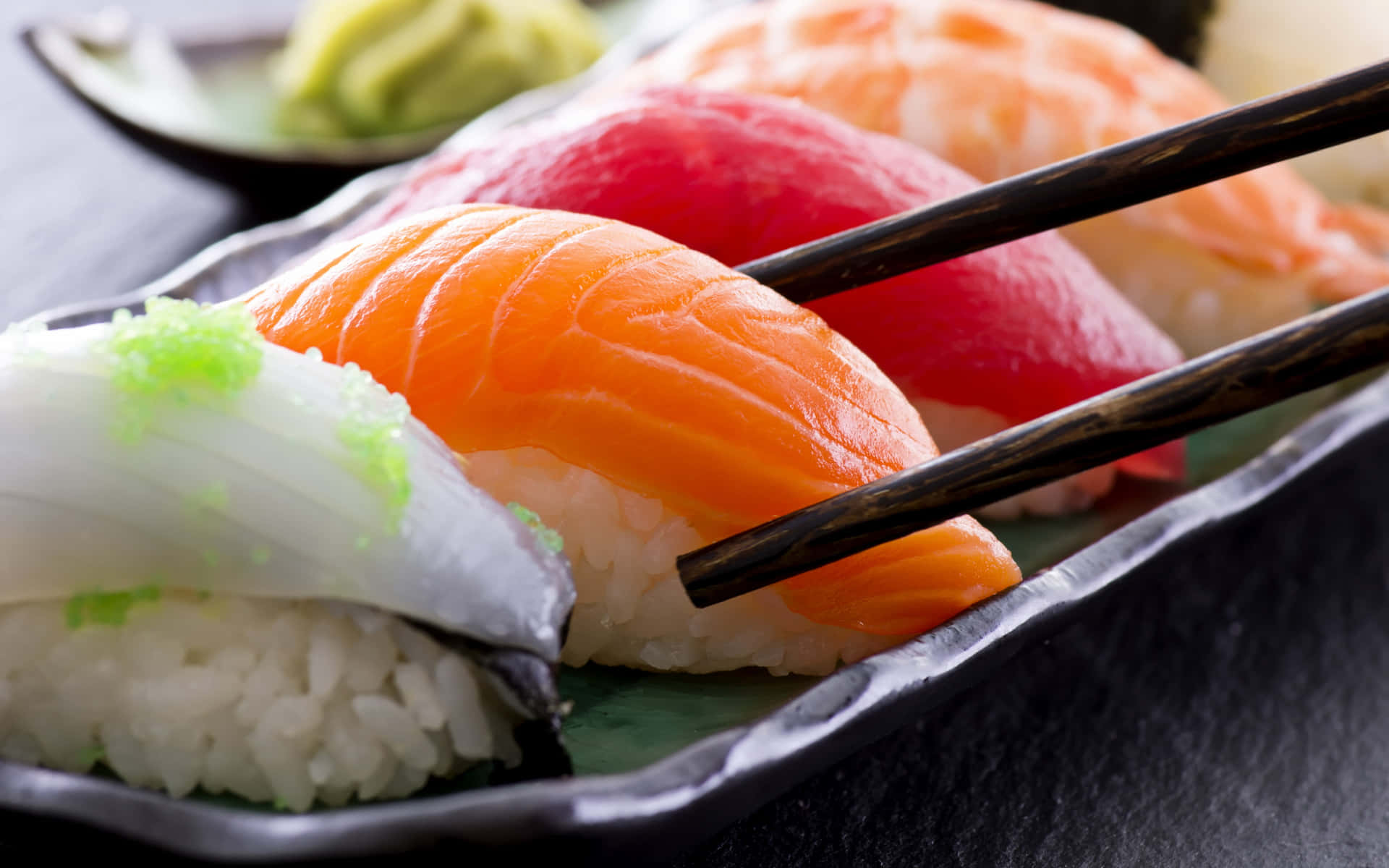 Typerav Sushi Med Svarta Ätpinnar Bild