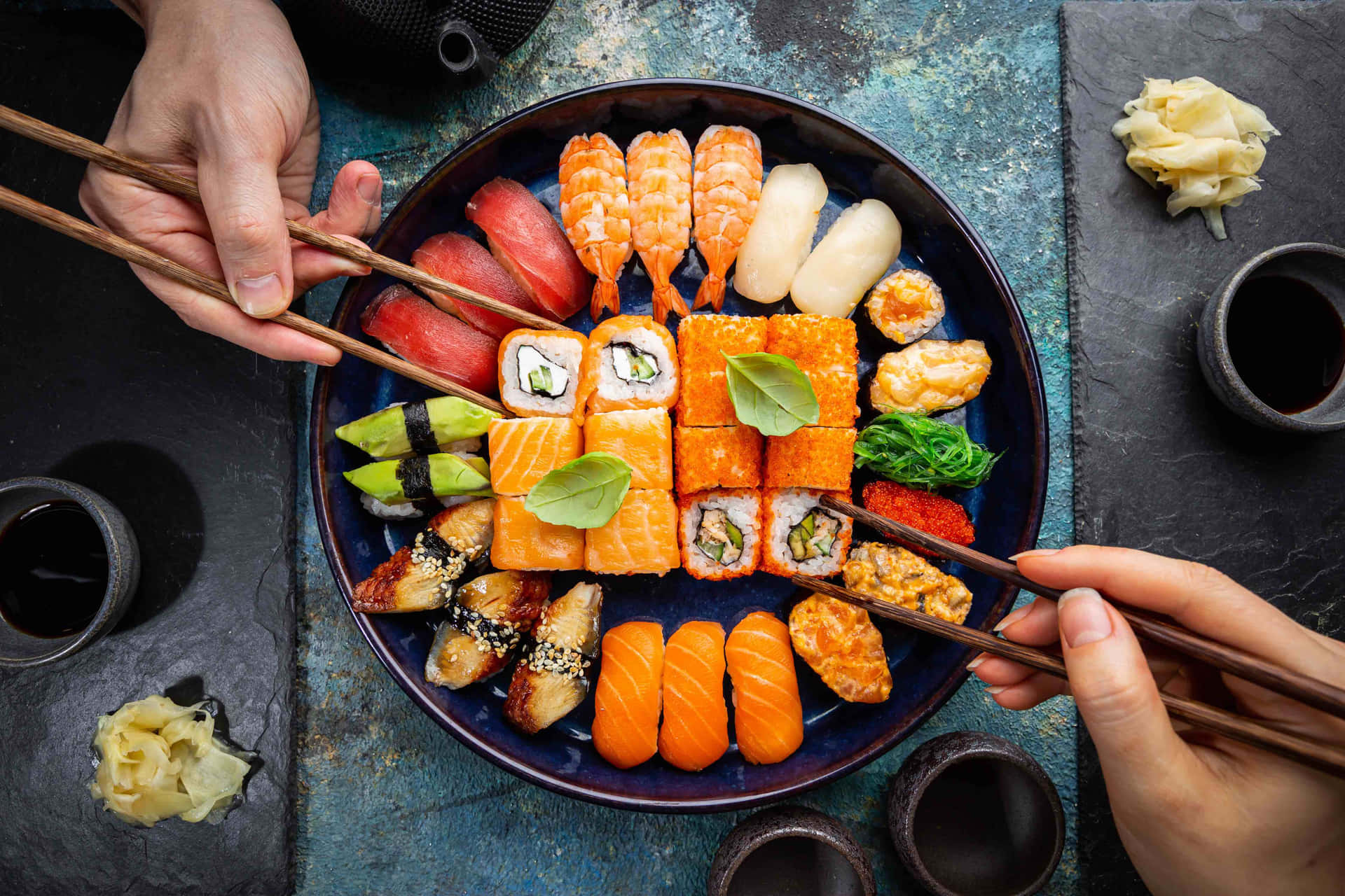 Tipidi Sushi Su Un'unica Immagine Di Piatto