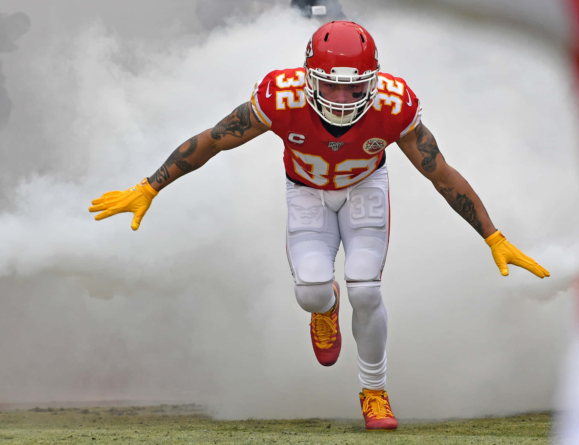 En Kansas Chiefs-spiller løber gennem røg Wallpaper