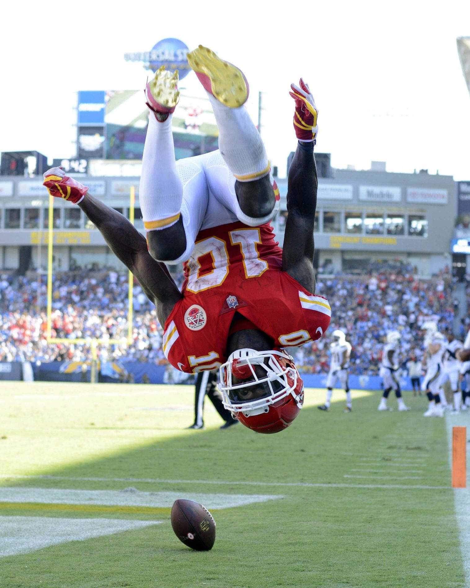 Download Tyreek Hill Flip Jump Wallpaper