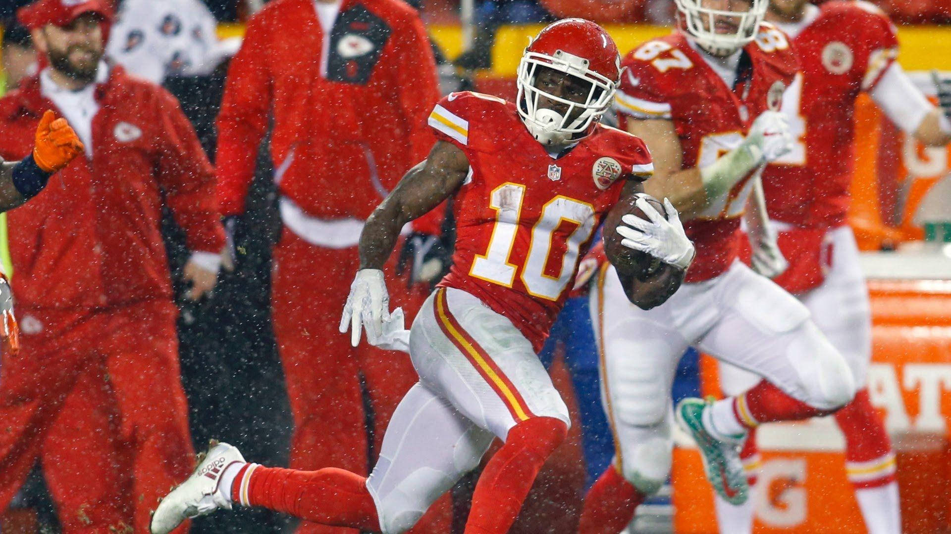 Tyreek Hill in Action - Speed and Agility on Display Wallpaper