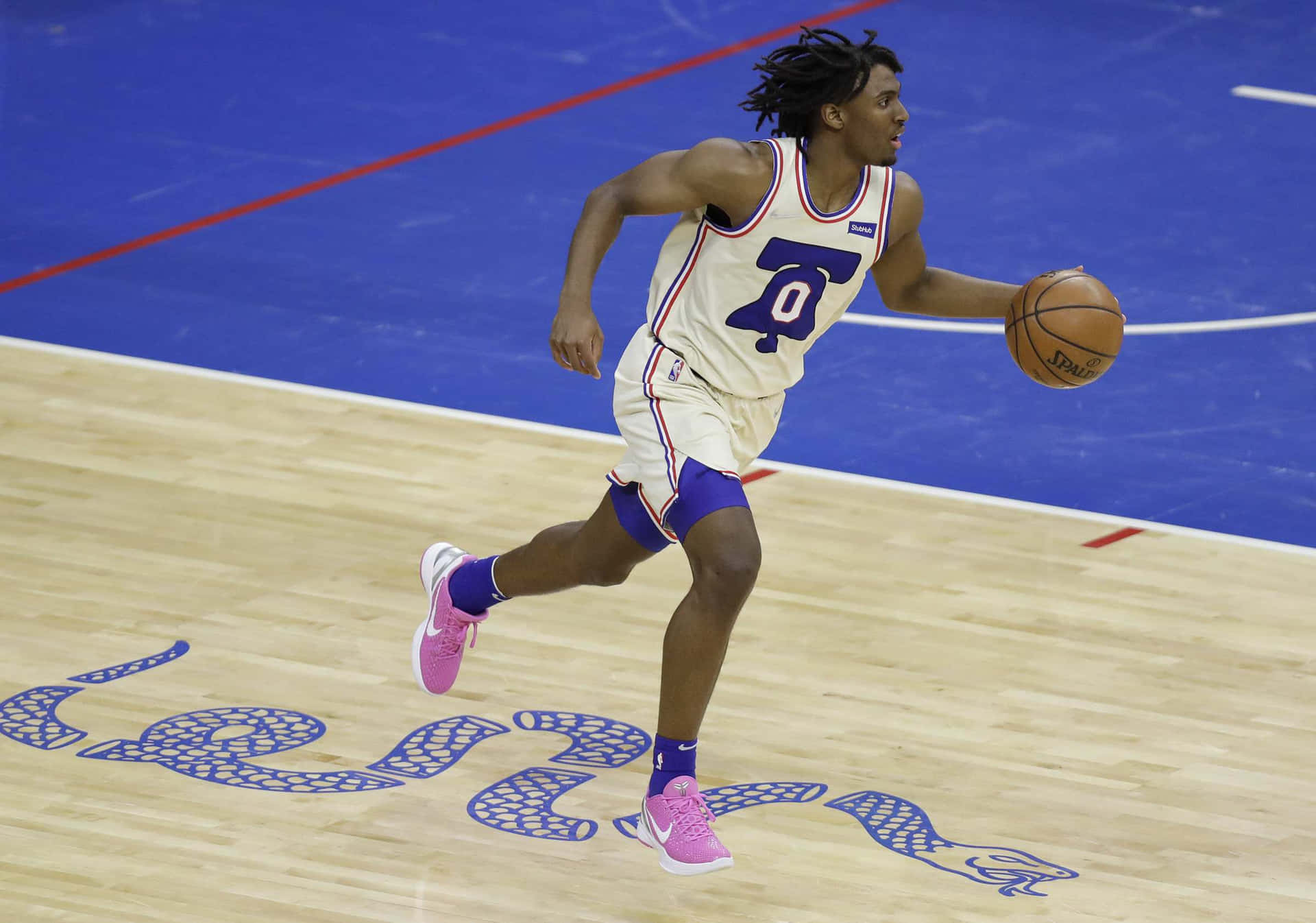 Tyrese Maxey In Actie Basketbalwedstrijd Achtergrond