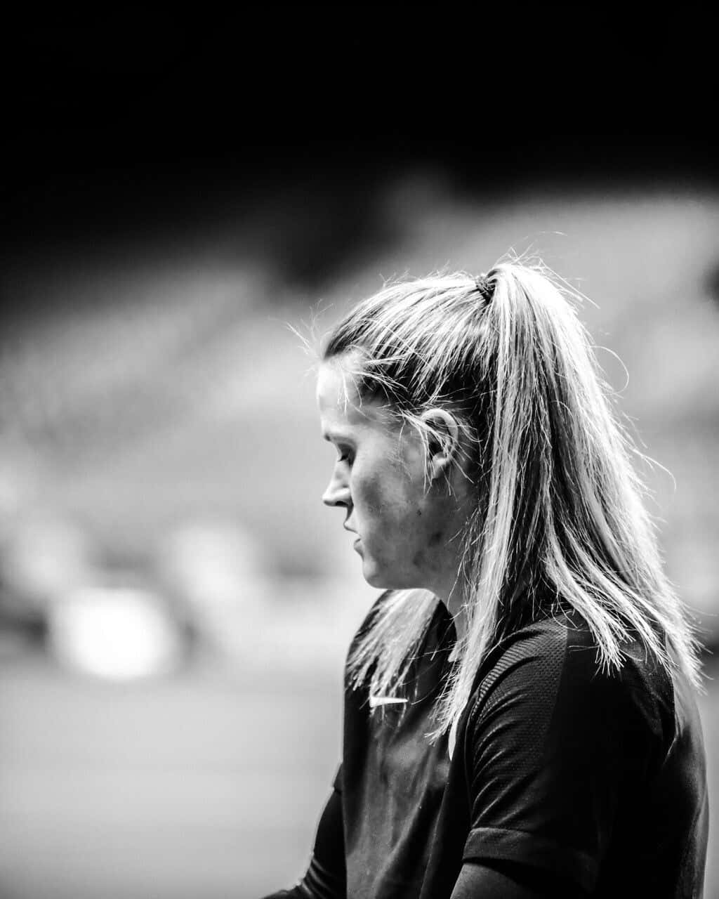 U.s National Women's Soccer Goalkeeper Alyssa Naeher In Action Wallpaper