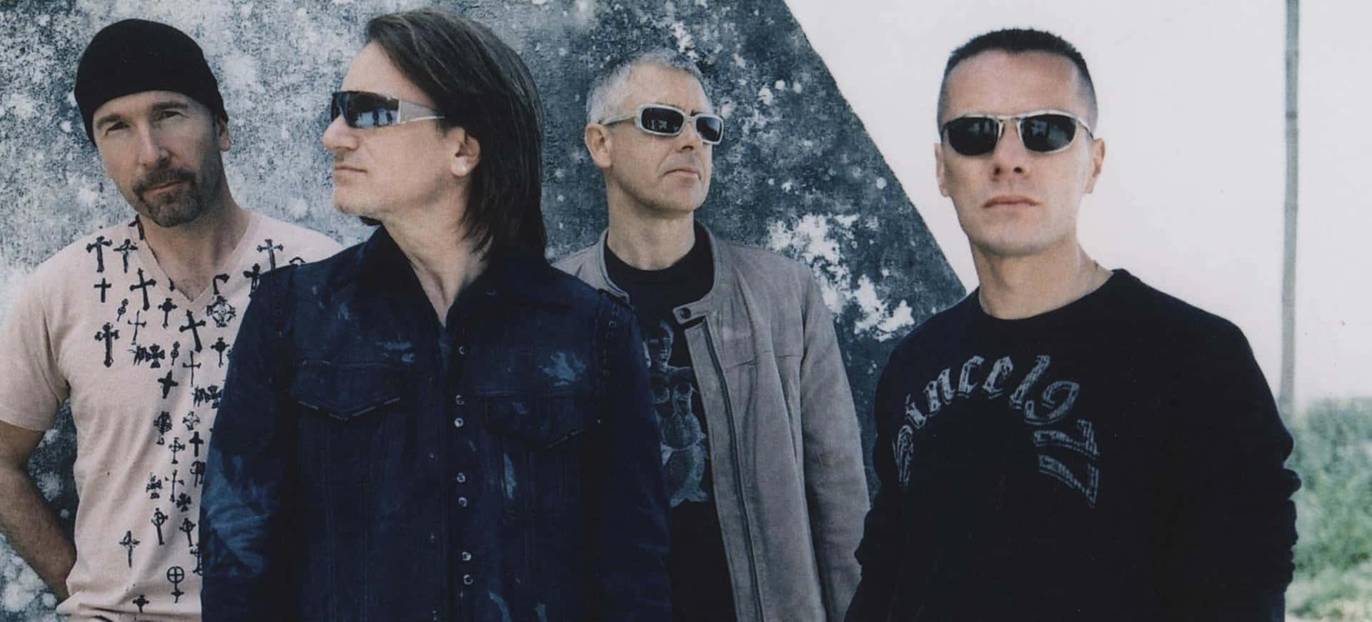 Potret Anggota Band U2 Di Luar Ruangan Wallpaper