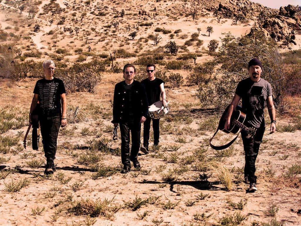 Band U2 Berjalan Di Gurun Wallpaper