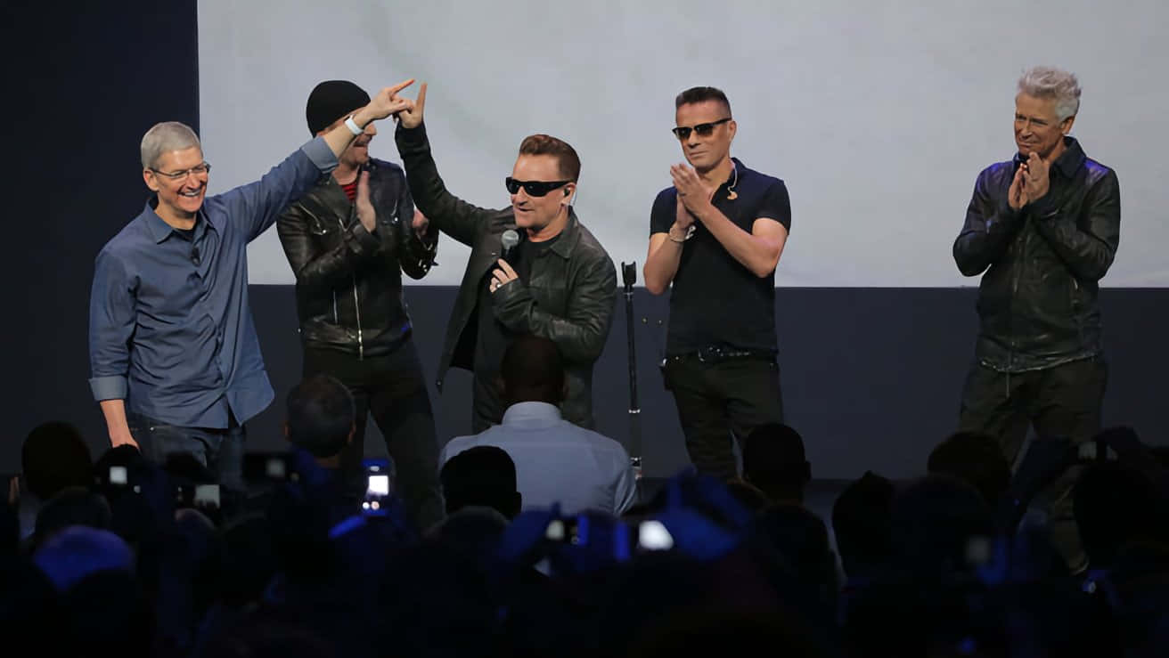 Groupe U2 Avec Un Pdg Technologique Lors D'un Événement Fond d'écran