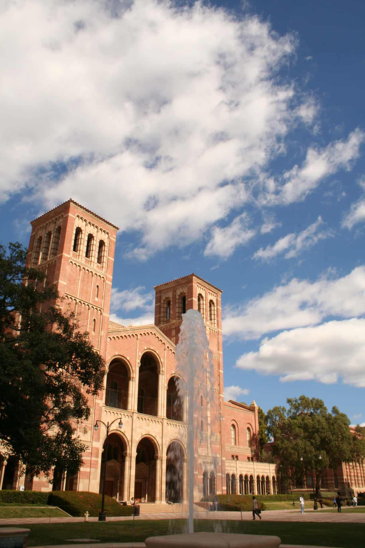 Undersøg det smukke og historiske UCLA-campus med dette tapet. Wallpaper
