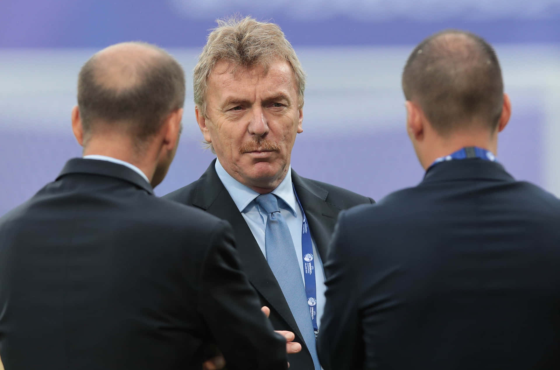 Vicepresidentede La Uefa Zbigniew Boniek Conversando Con Dos Hombres Fondo de pantalla