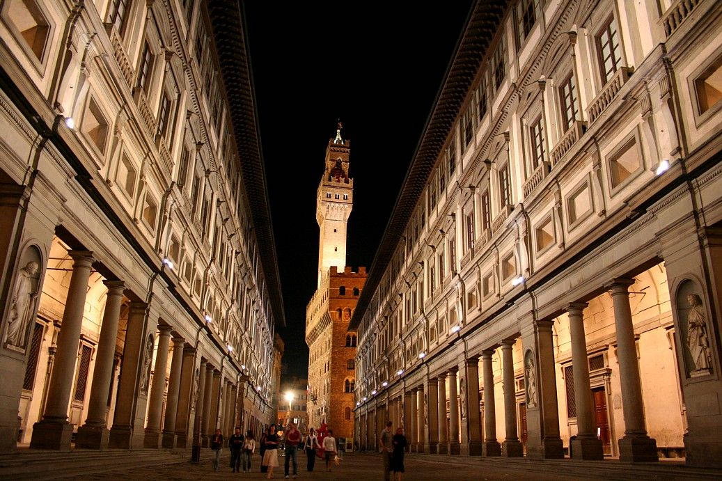 Uffizi Gallery Night With Tourists Background