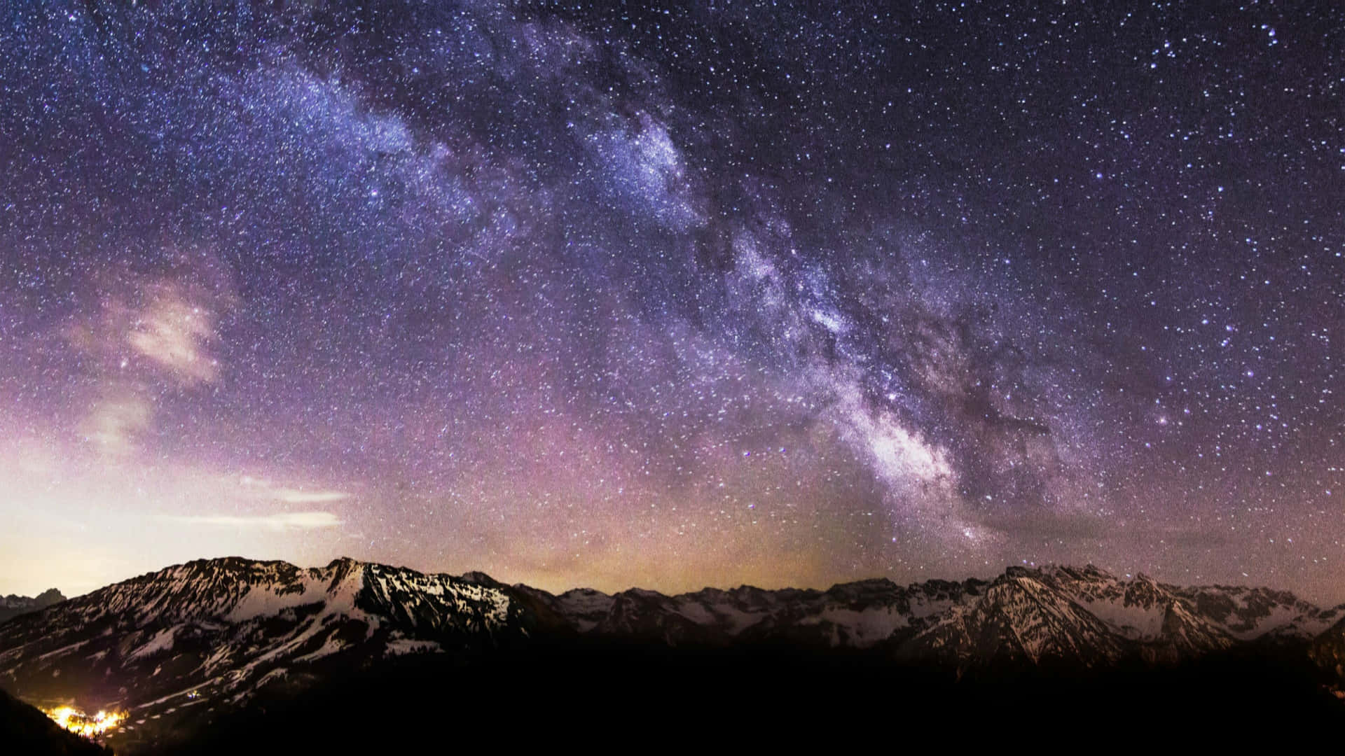 Unacadena Montañosa Iluminada Con Estrellas Y La Vía Láctea.