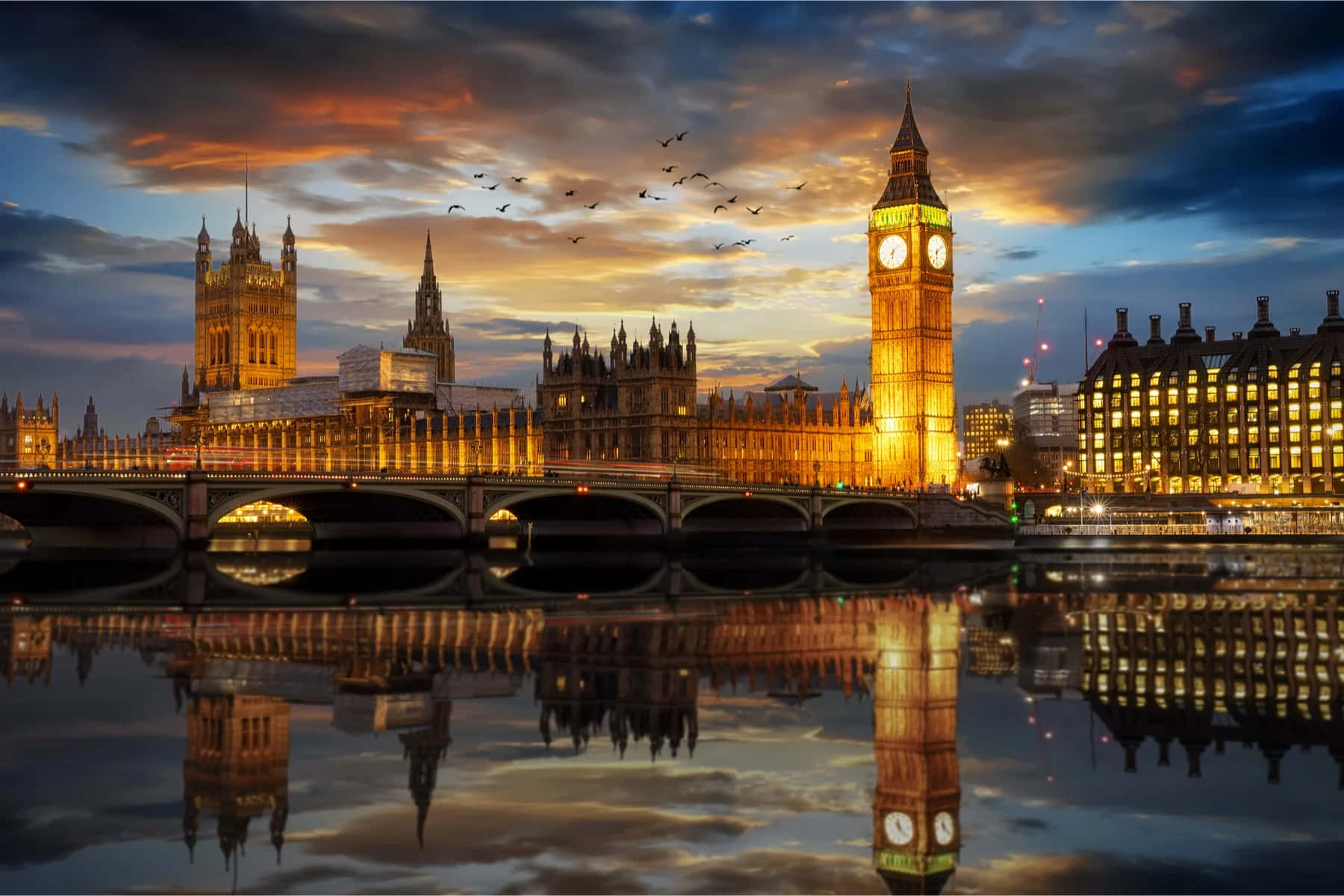 Bigben Og Parlamentsbygningerne Ved Solnedgang I London.