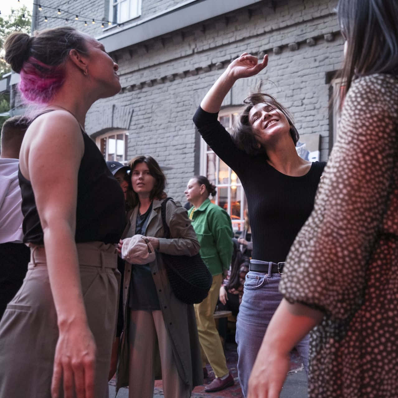 Umgrupo De Mulheres Está Dançando Em Uma Rua.