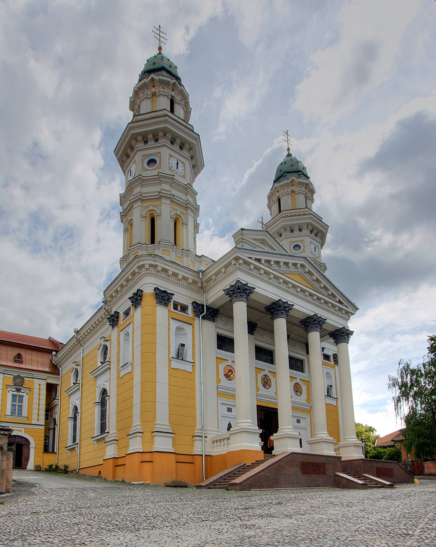 Catedralde La Santa Cruz En Ucrania Fondo de pantalla