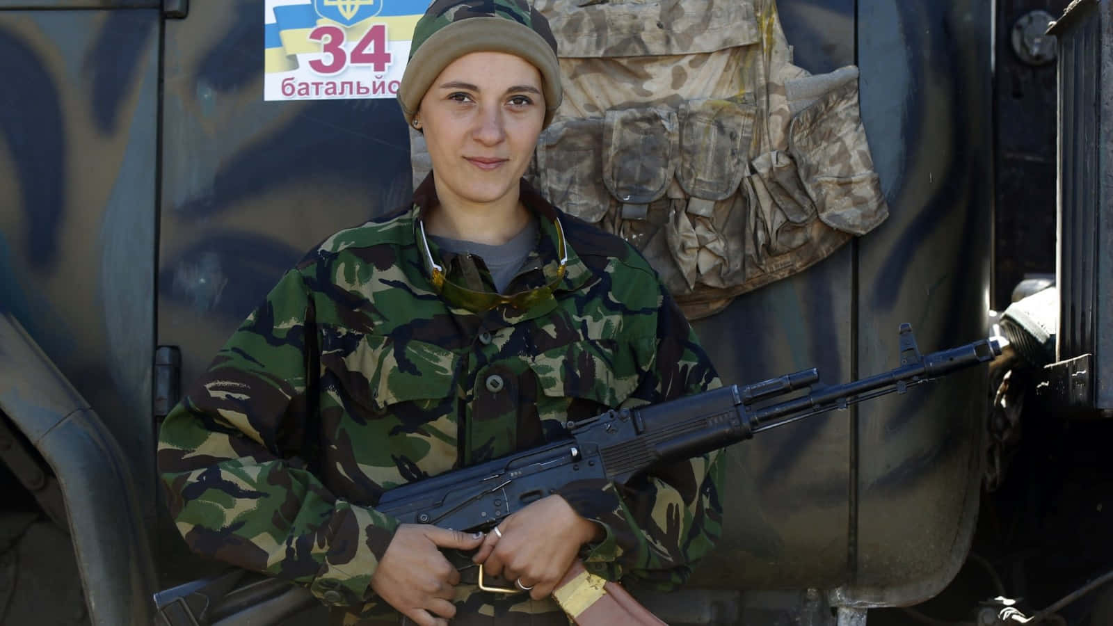 Enkvinna I Militär Uniform Hållande En Ak47.
