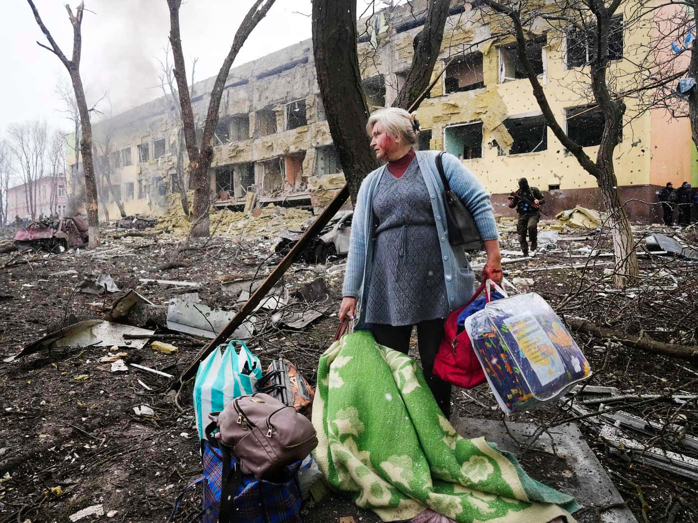 Einefrau Geht Durch Die Trümmer Eines Gebäudes.