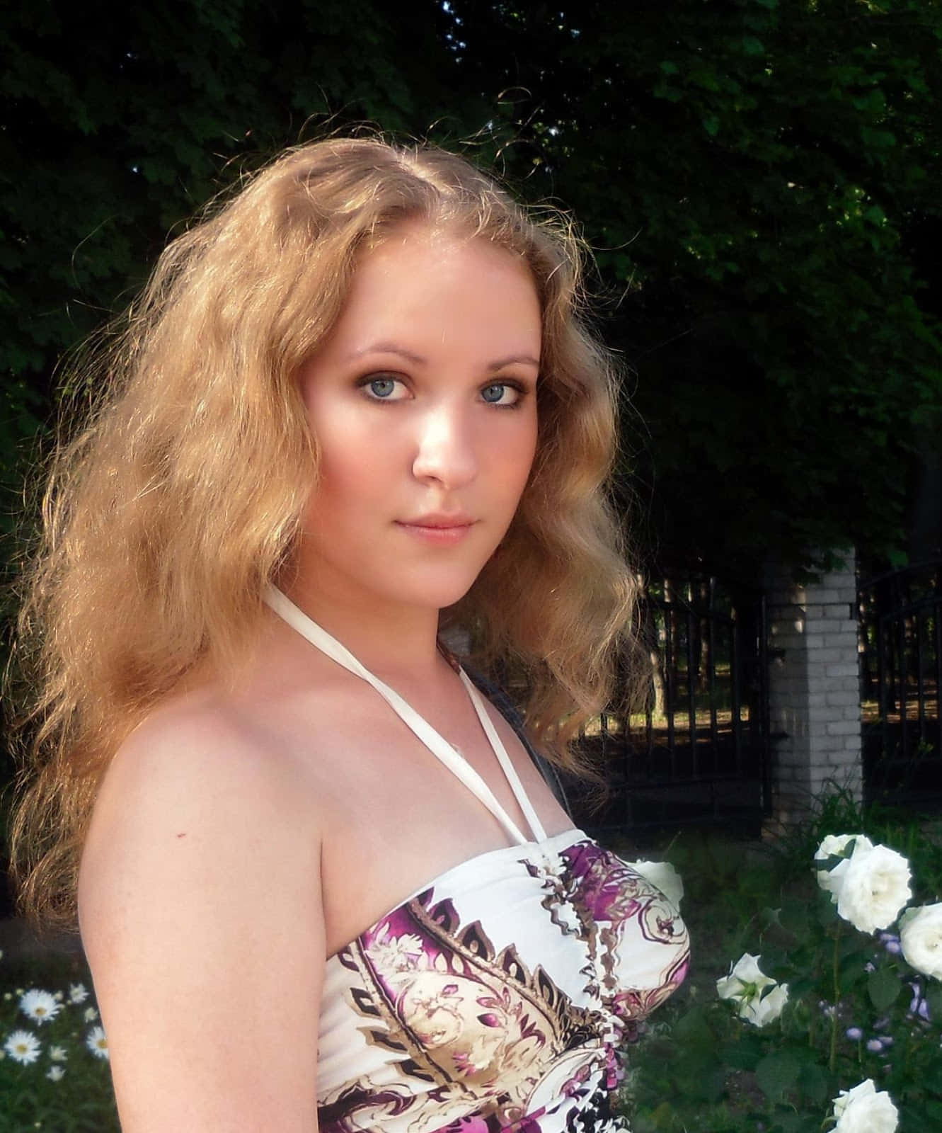 Fotografíade Una Chica Ucraniana En El Jardín Fondo de pantalla