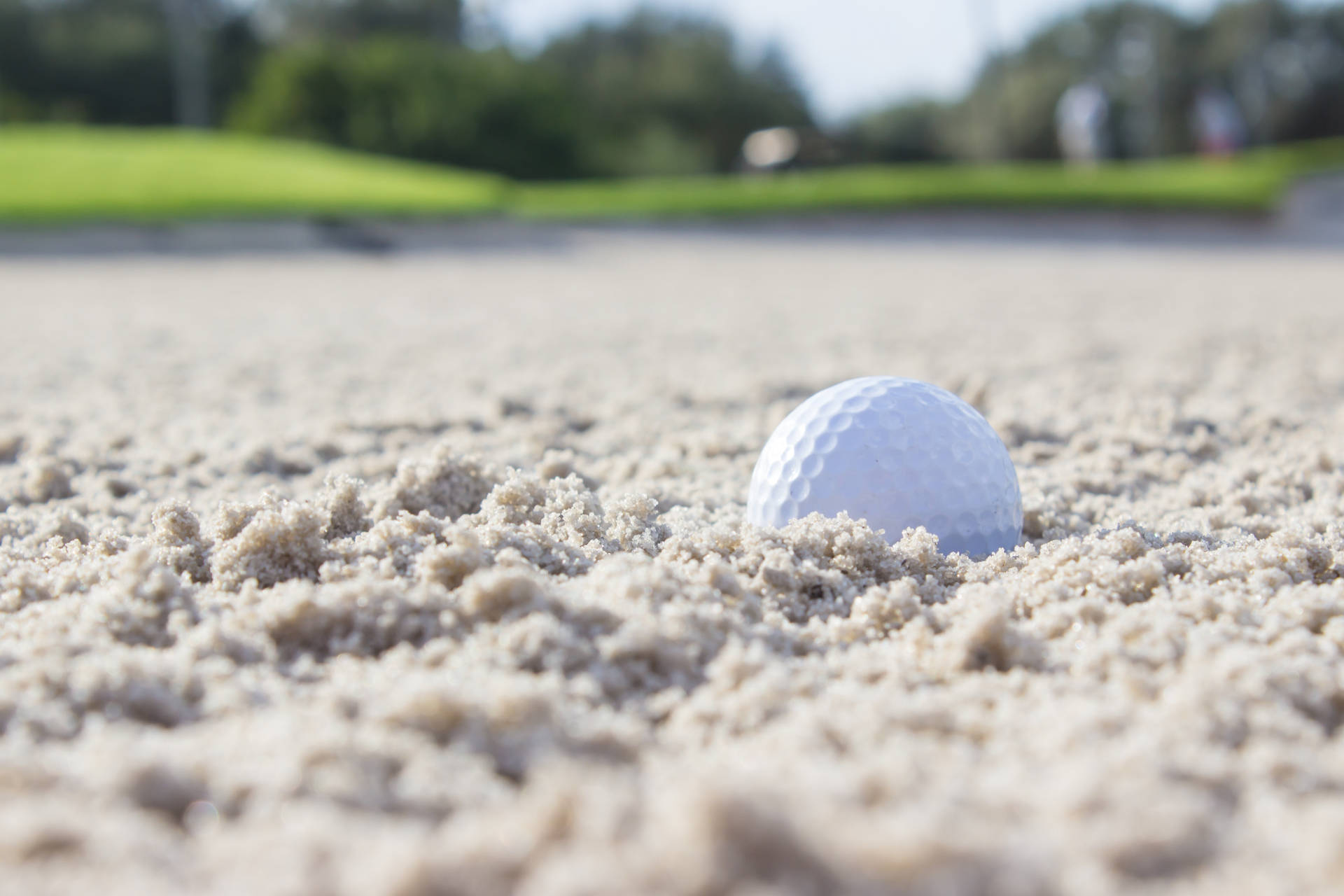Ultrahd Golfball Im Sand Wallpaper