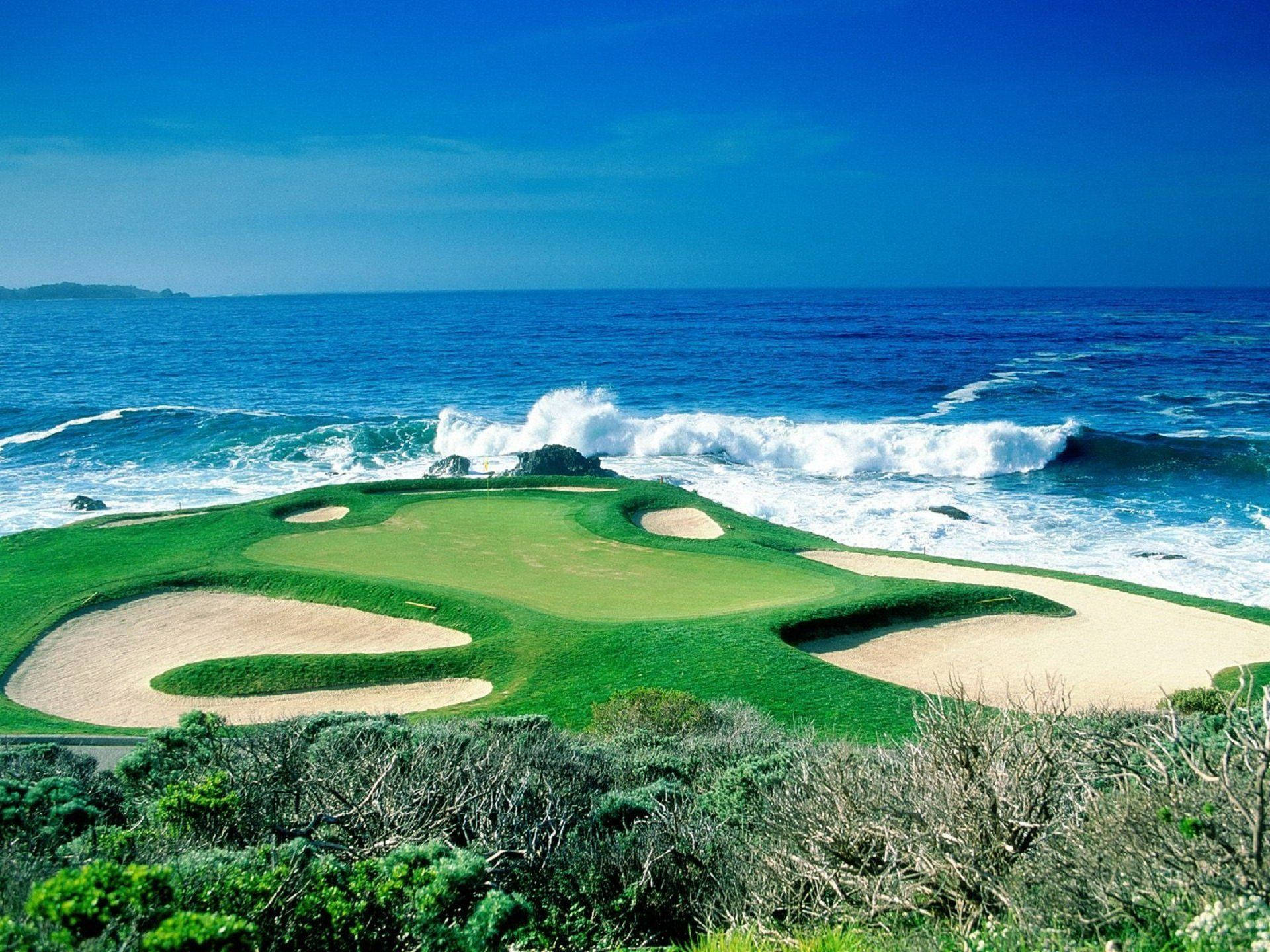 Campode Golf Ultradefinido Con Océano Azul Fondo de pantalla