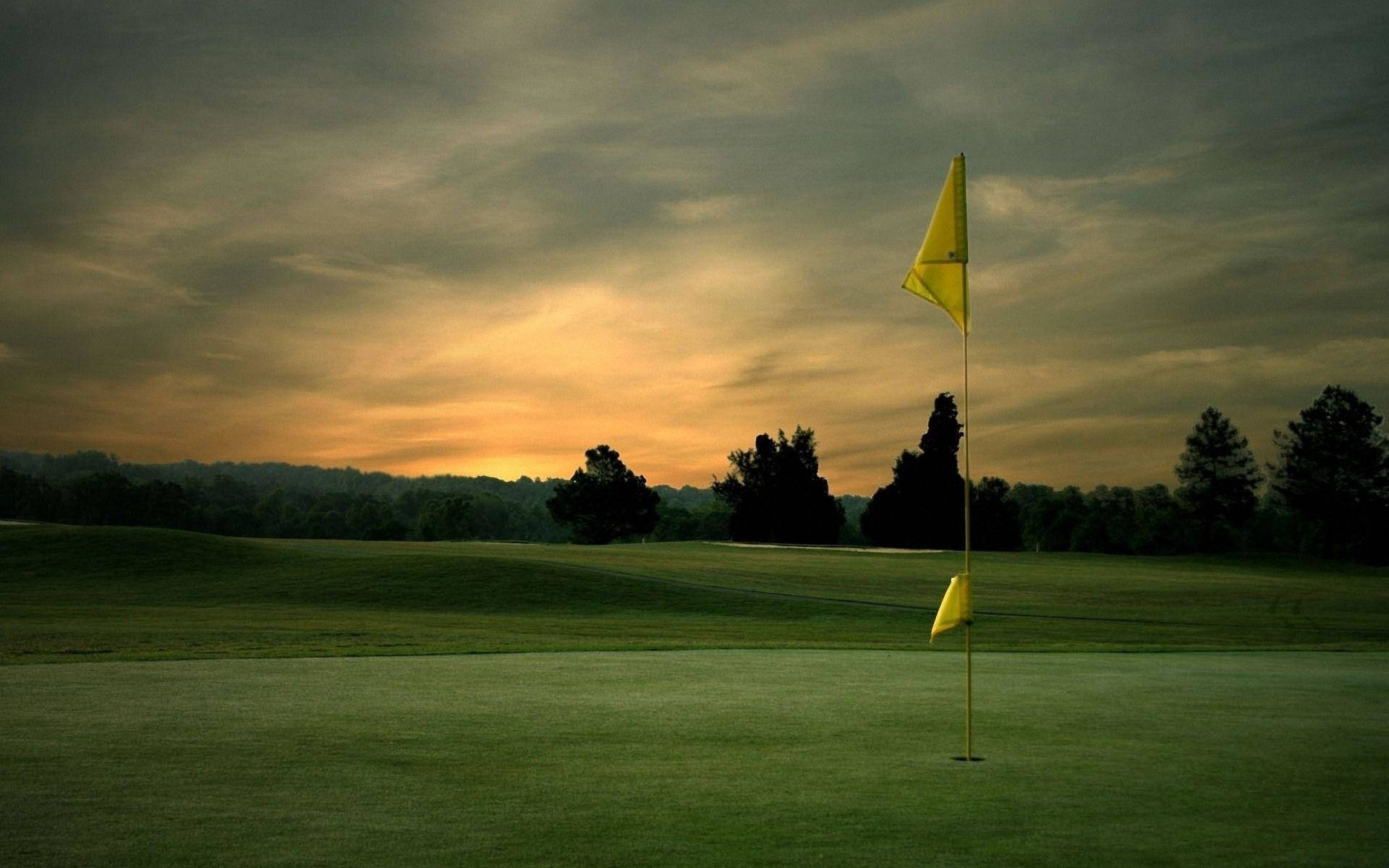 Campode Golf En Ultra Hd Con Bandera Amarilla. Fondo de pantalla