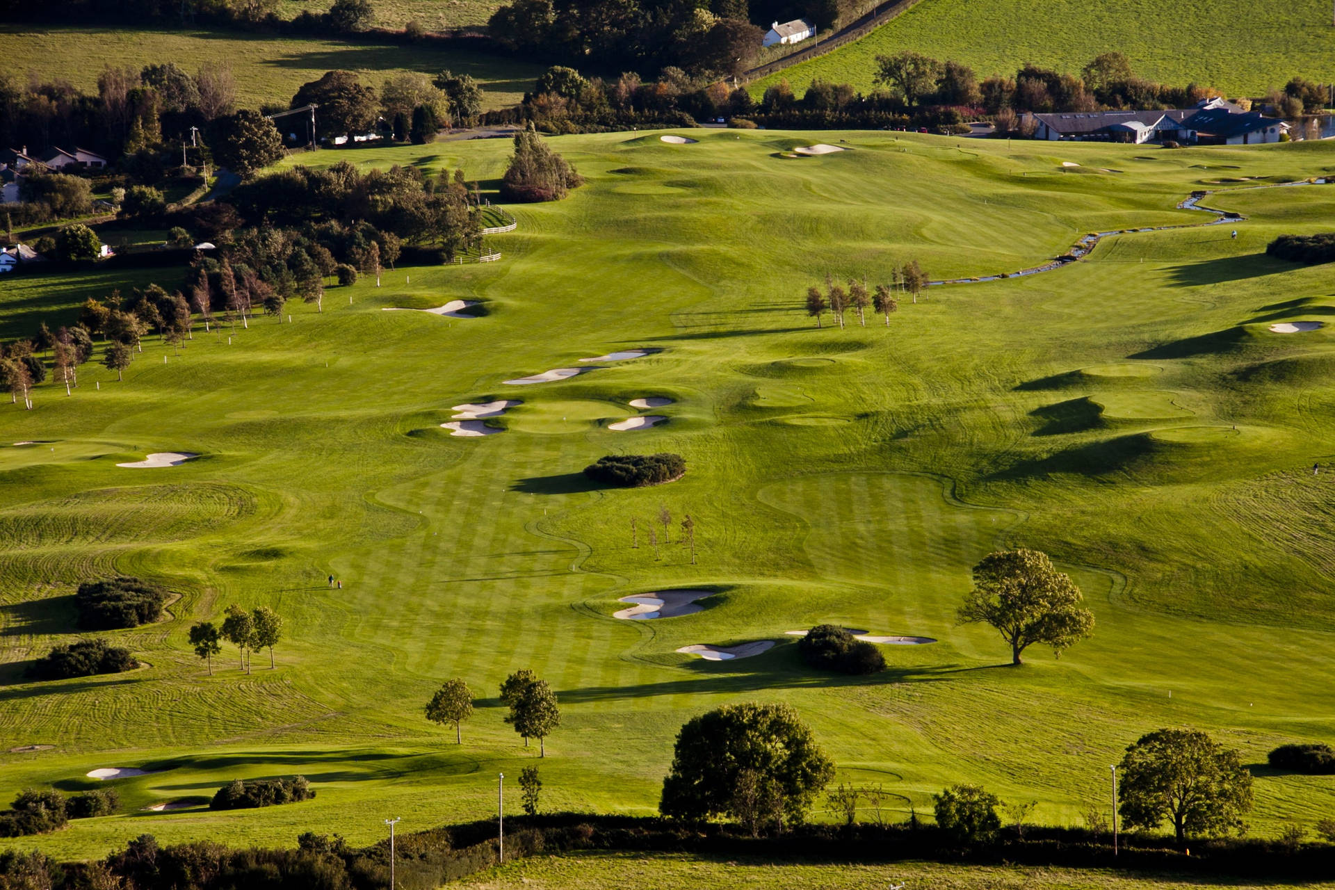 Ultrahd Golfplatz Mit Grünem Rasen Wallpaper