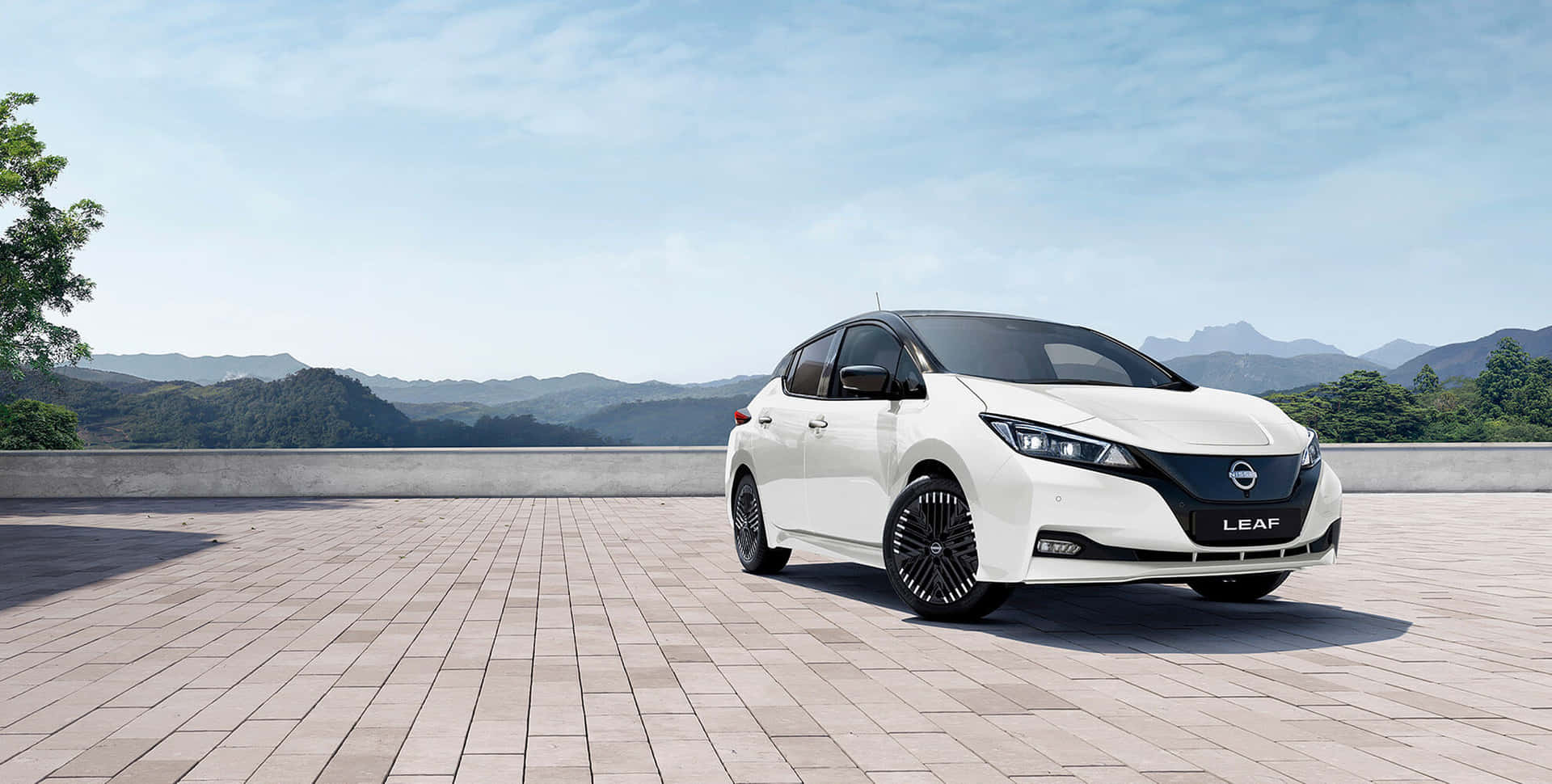 Ultra-modern Nissan Leaf Showcasing Electrifying Speed Wallpaper