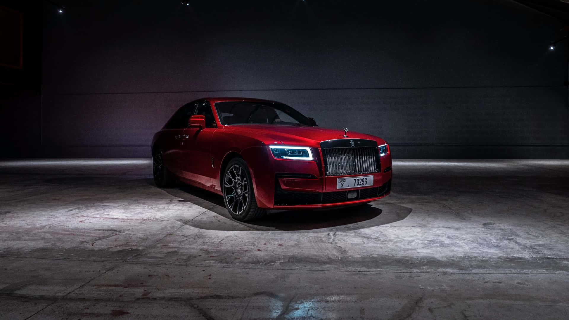 Rollsroyce Phantom - Ein Rotes Auto In Einem Dunklen Raum. Wallpaper