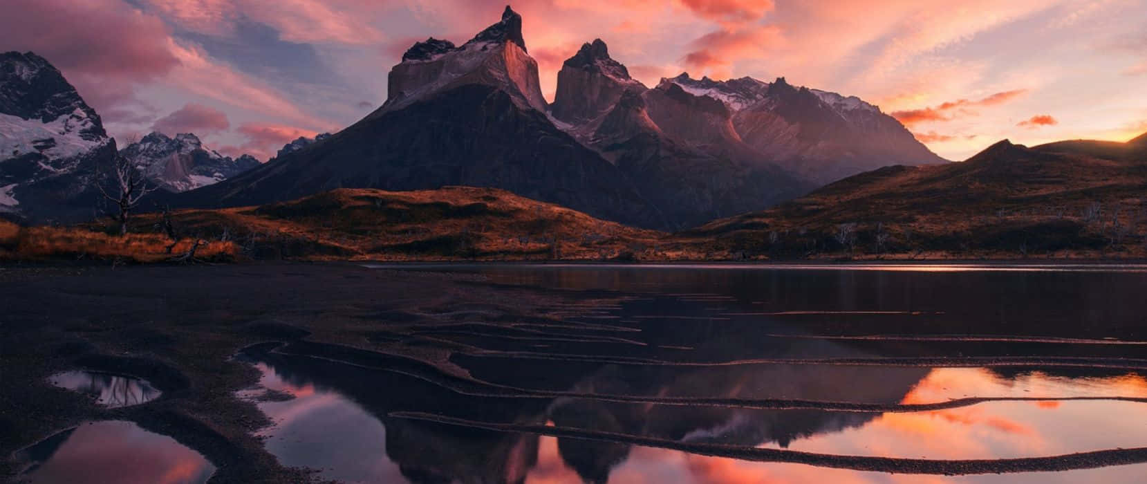 Unacadena Montañosa Se Refleja En Un Lago Al Atardecer. Fondo de pantalla