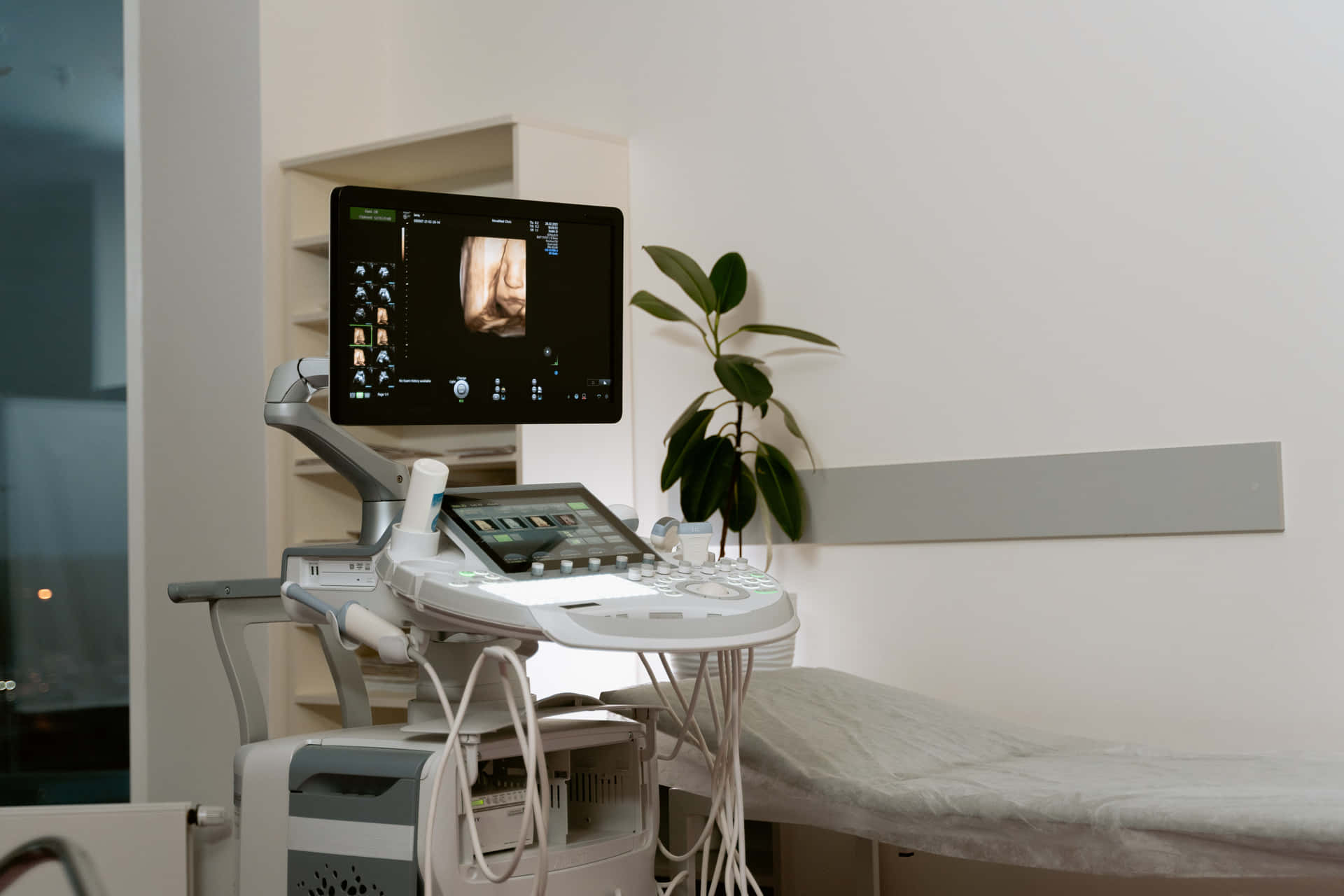 En medicinsk værelse med en skærm og en seng.