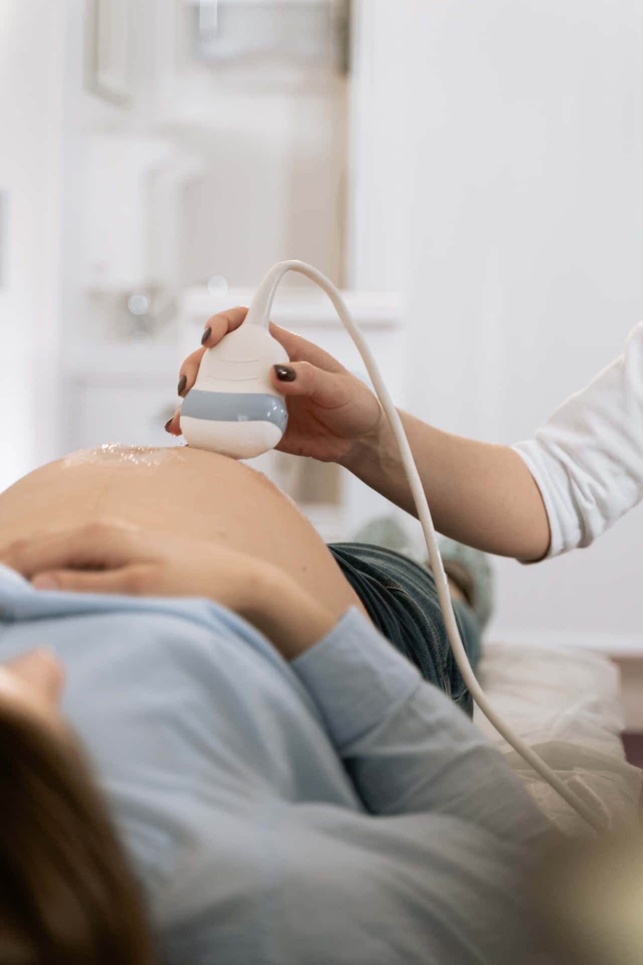 En kvinde får en ultralydsbehandling.