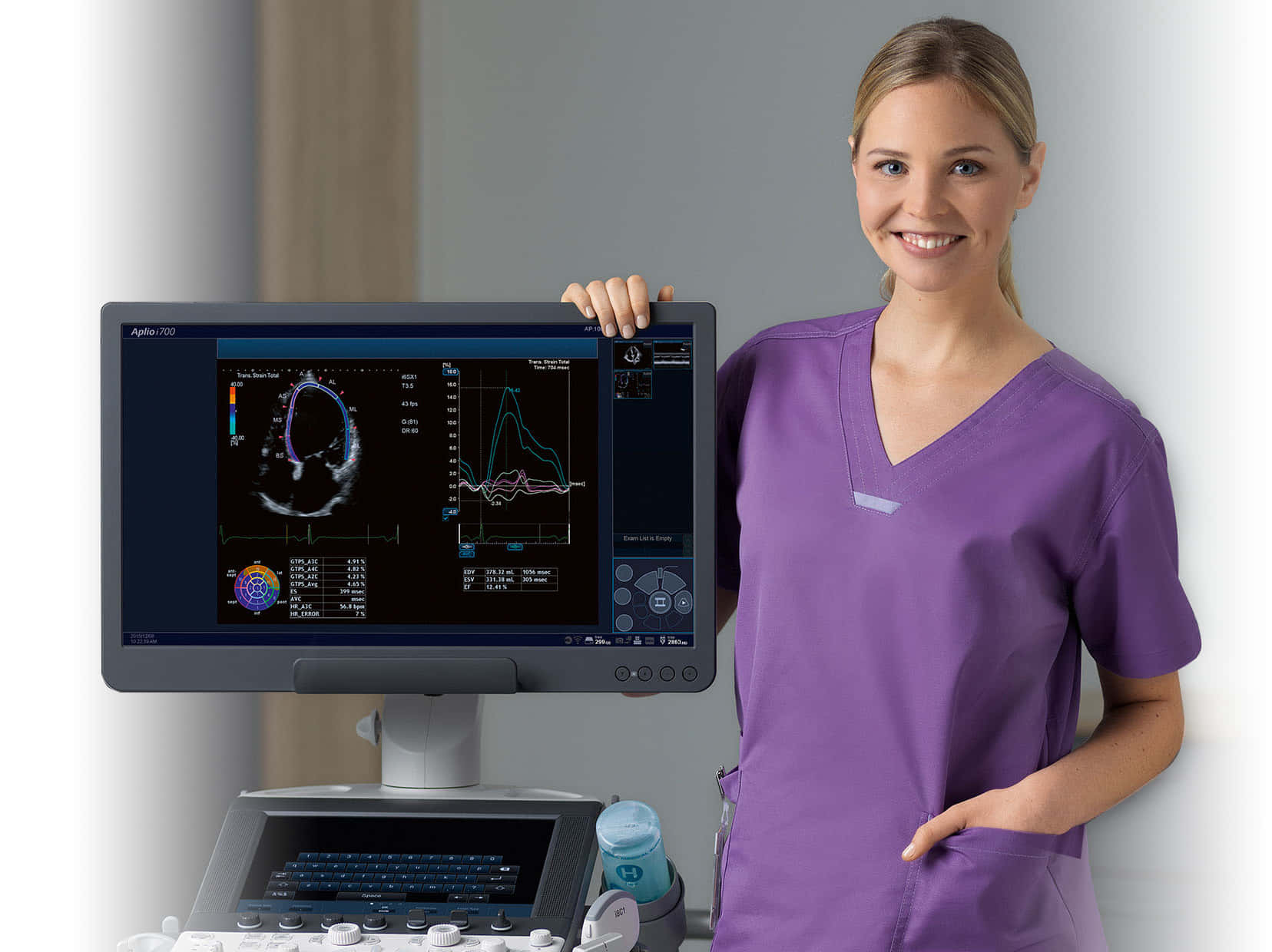 En sygeplejerske, der står foran en skærm.