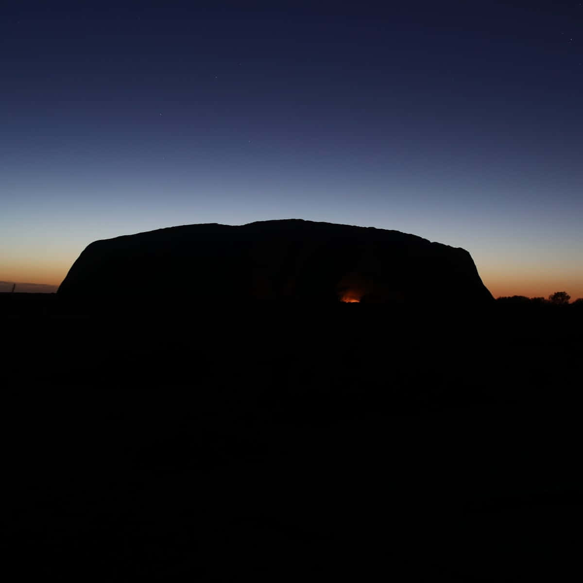 Ulurufaded Blue Sky - Uluru Färgad Avblekt Blå Himmel Wallpaper
