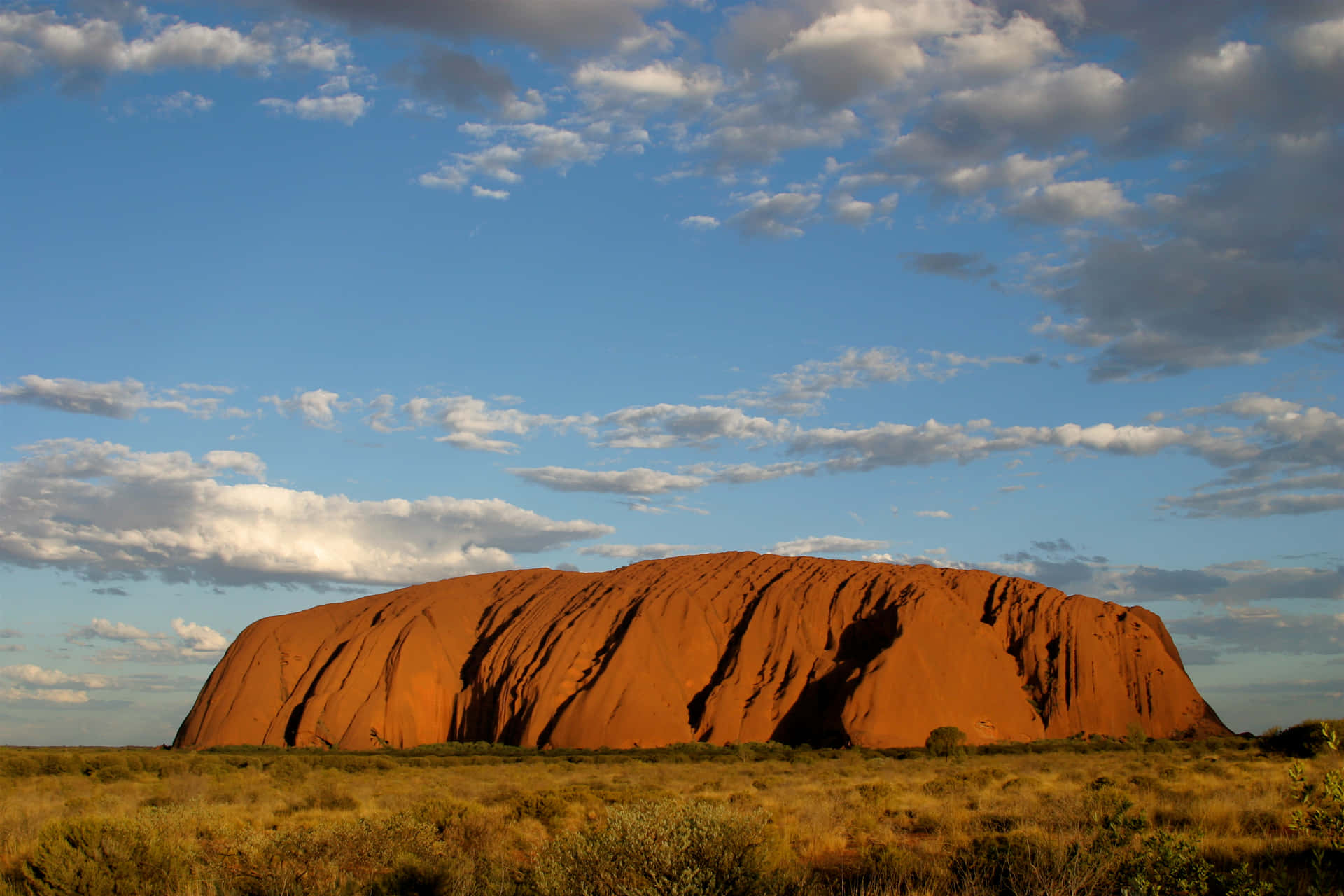 Uluru,la Imponente Roca Monolítica De La Llanura Fondo de pantalla