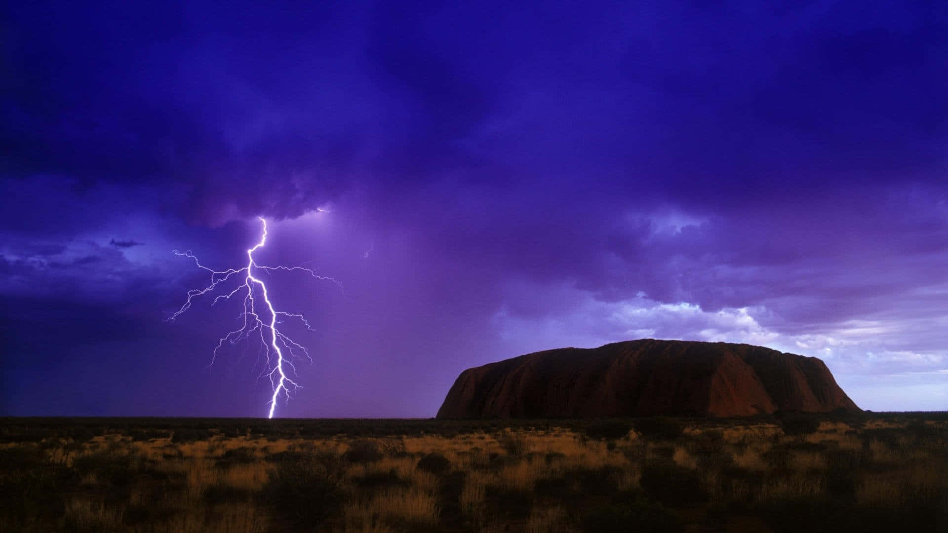 Uluru lilla himmel Lyn Strands Wallpaper