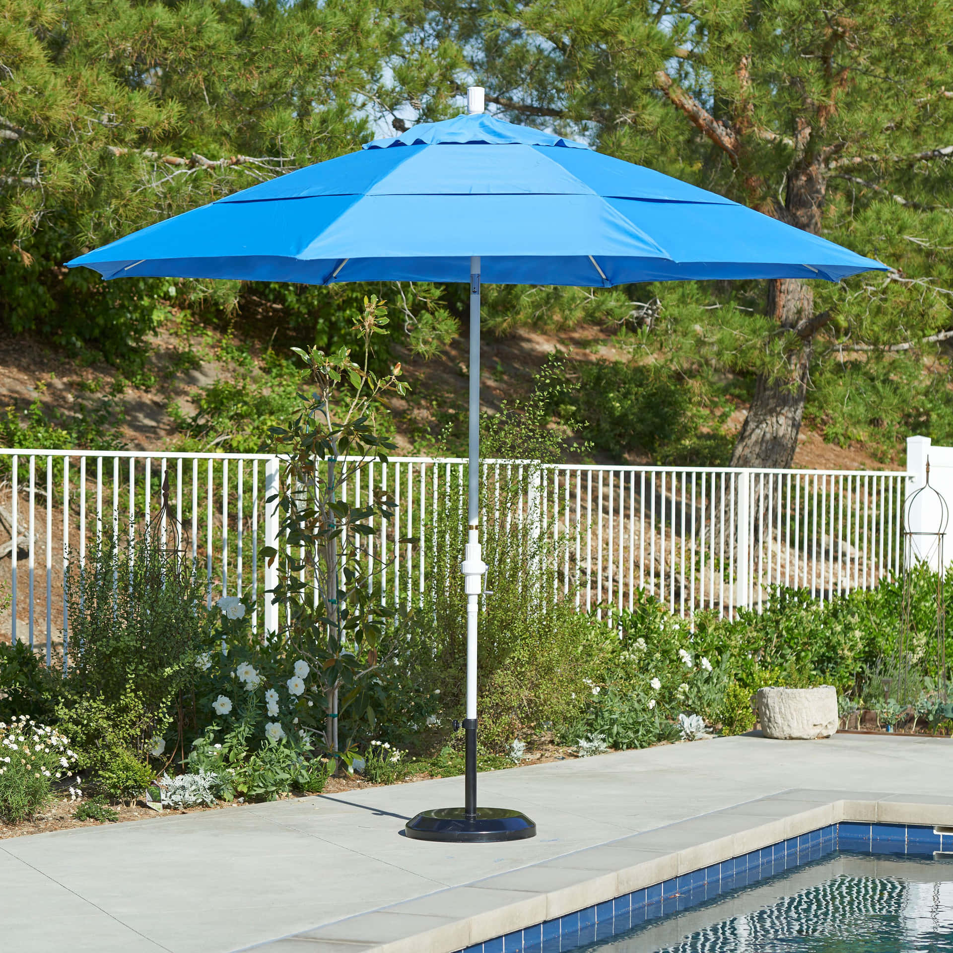 Keep dry and stylish with this classic blue umbrella !