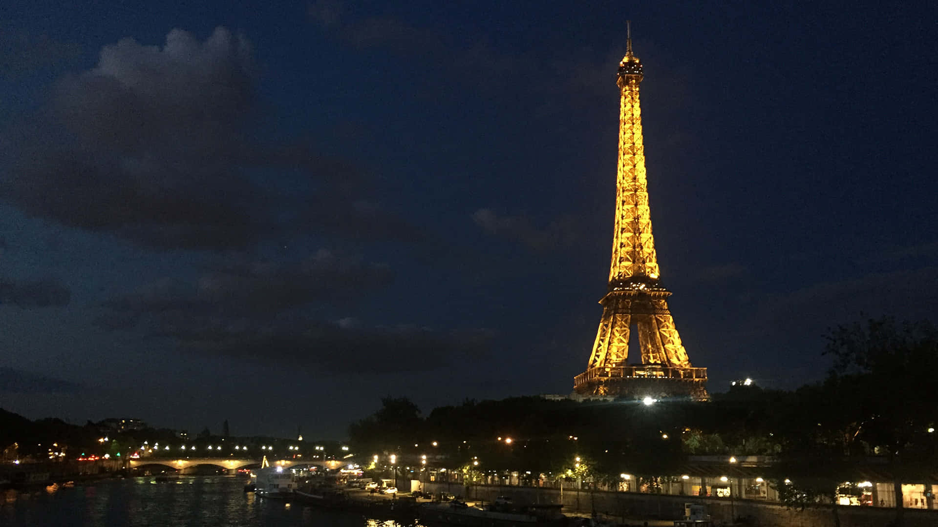 Un'illustrazionecolorata Della Torre Eiffel Nel Cuore Della Città Di Parigi.