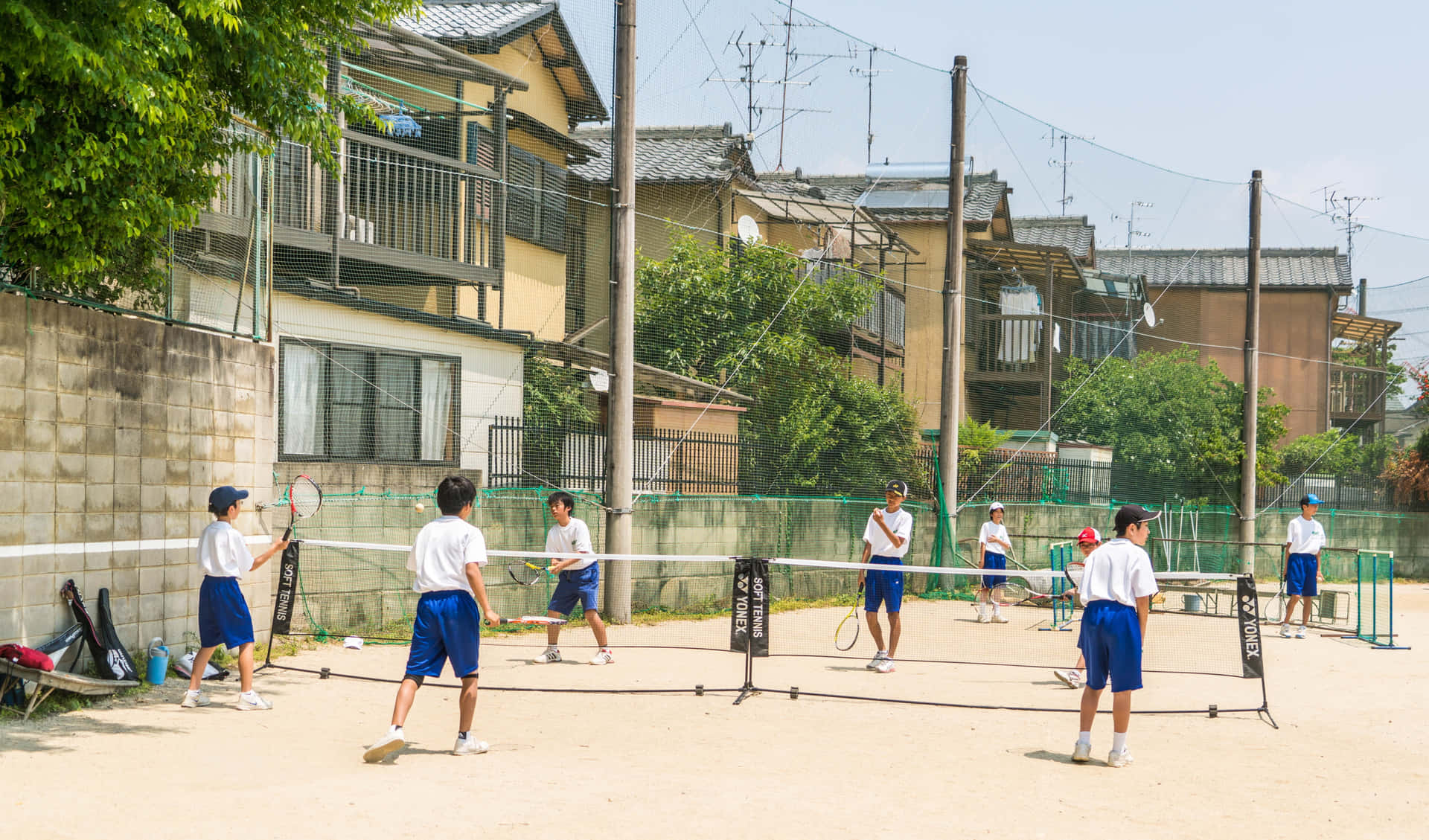 Un'immaginedi Alta Qualità Dei Giocatori Professionisti Di Badminton Impegnati In Una Partita Intensa.
