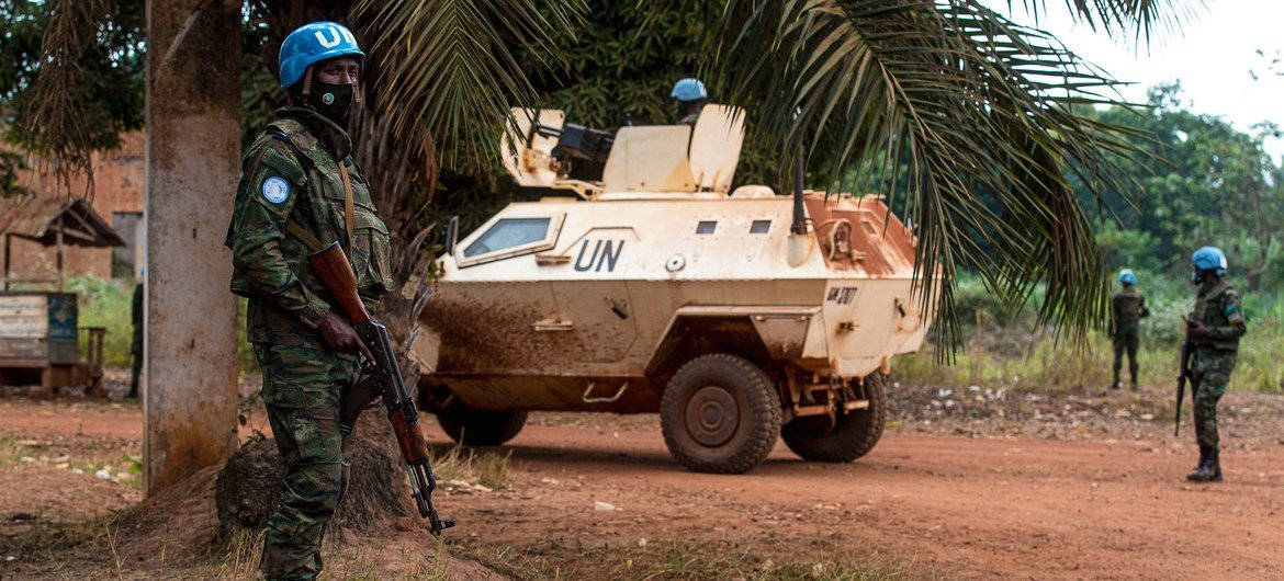 Soldadoda Onu Em Pé Na República Centro-africana. Papel de Parede