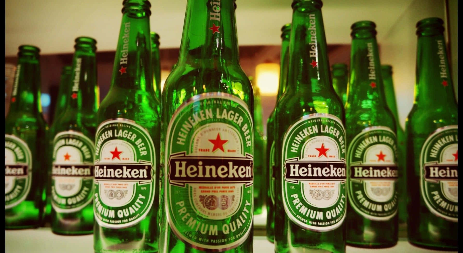 Unabirra Heineken Ghiacciata In Bottiglia Su Una Superficie Di Legno Scuro.