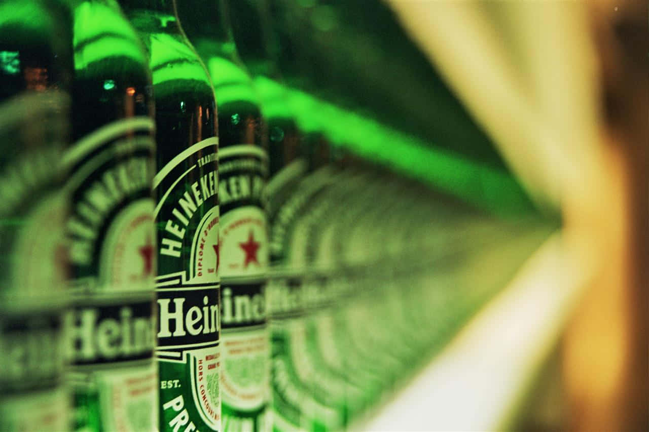 Unabottiglia Rinfrescante Di Birra Heineken Su Uno Sfondo Scuro