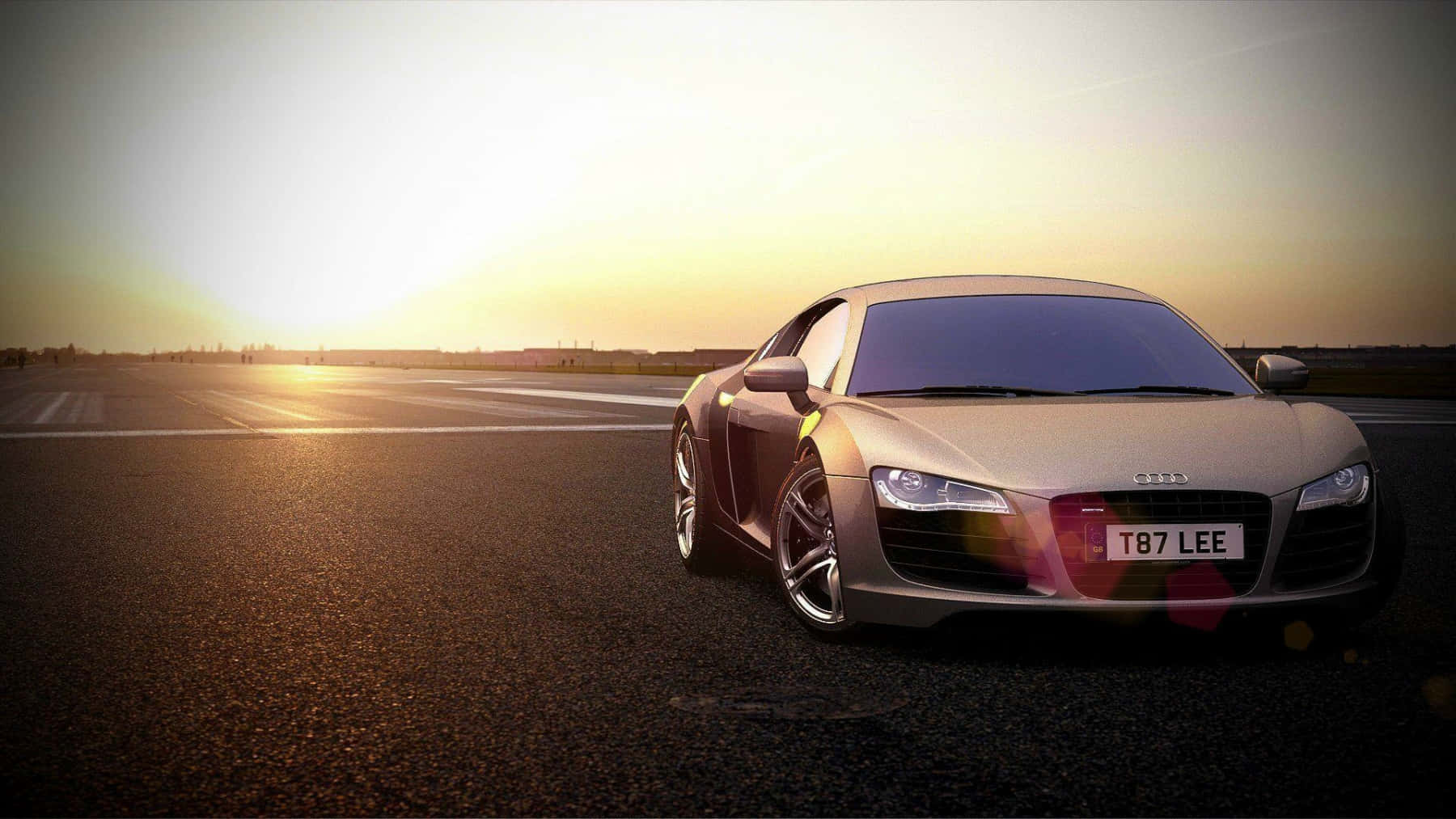 Unaelegante Auto Sportiva Audi Parcheggiata Contro Un Cielo Drammatico