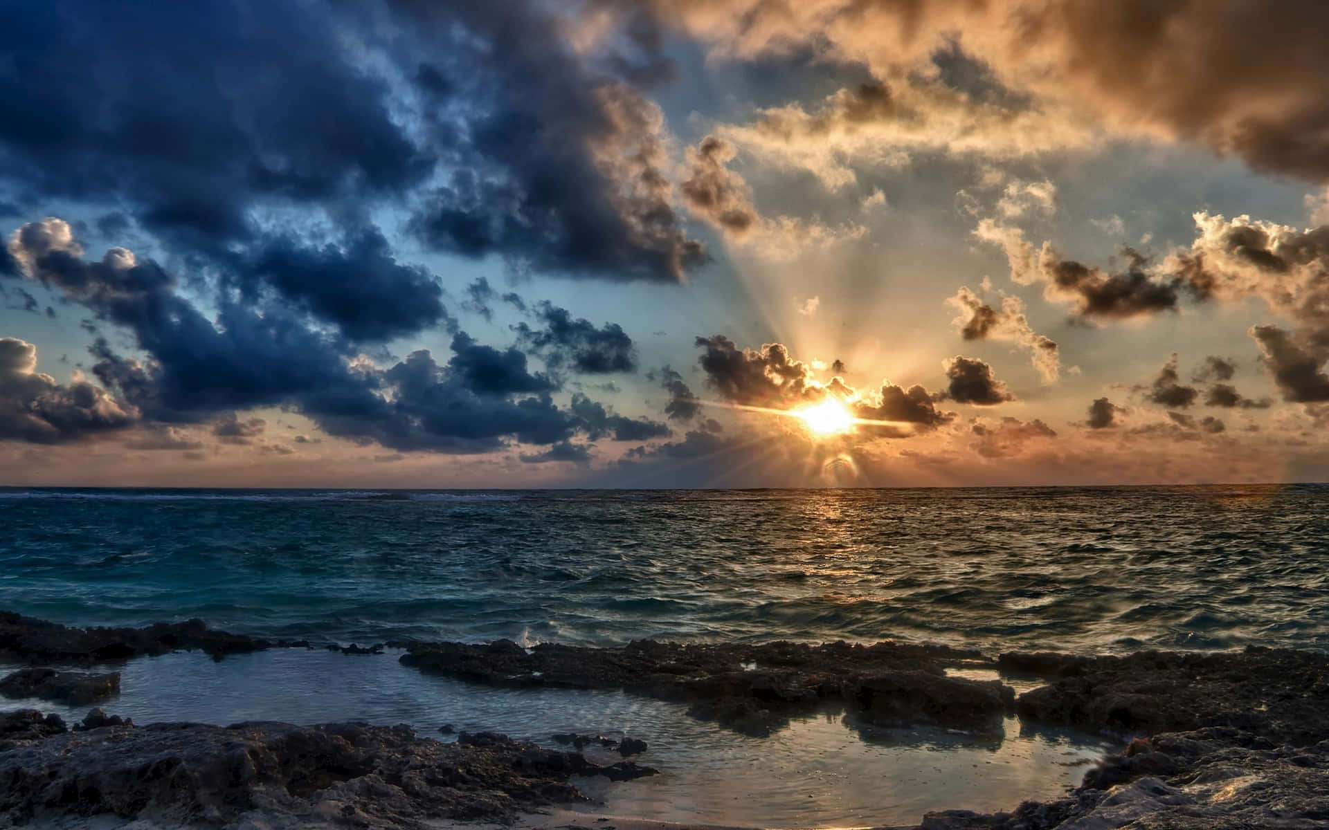 Unaffascinante Tramonto Sull'oceano Con Colori Vibranti E Onde Serene