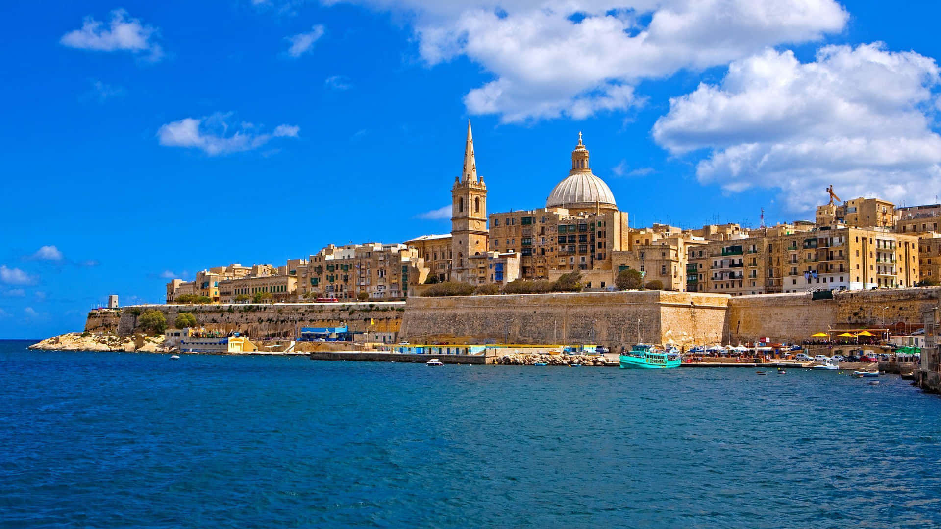 Unaimpresionante Vista Del Horizonte Histórico De La Ciudad Y Las Aguas Cristalinas De Malta.