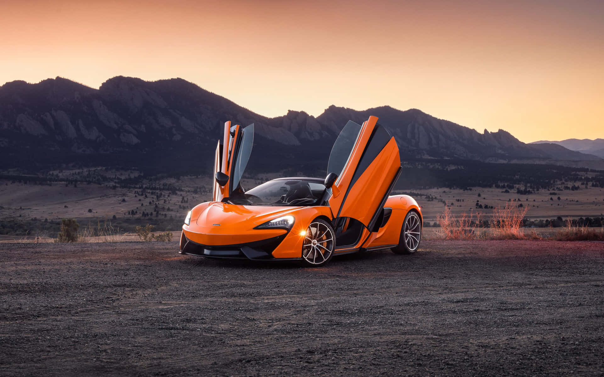 Unaincredibile Macchina Sportiva Mclaren Arancione Sulla Strada