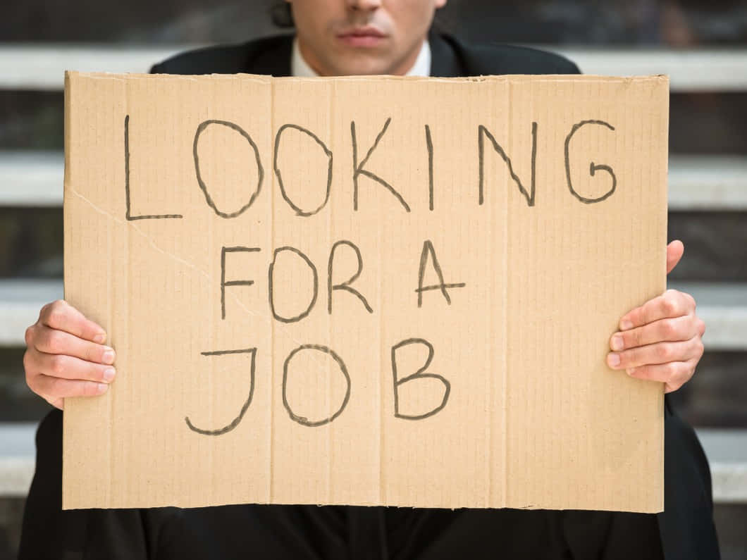 Unalínea De Personas Desempleadas Esperando Su Turno Para Ingresar A Una Oficina De Desempleo.
