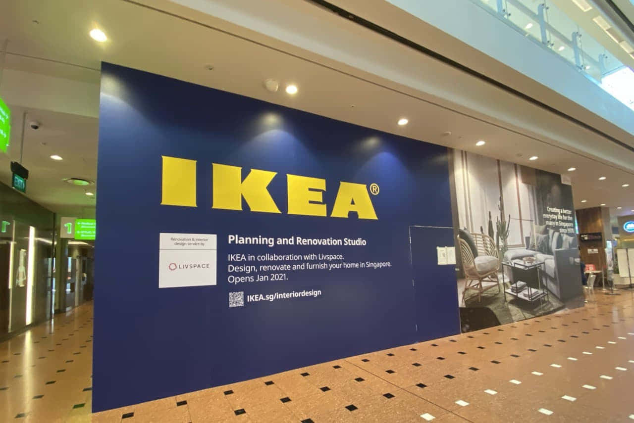 Unattrattivo Interno Del Negozio Ikea Che Mostra Mobili Per La Casa All'avanguardia E Decorazioni Di Tendenza.