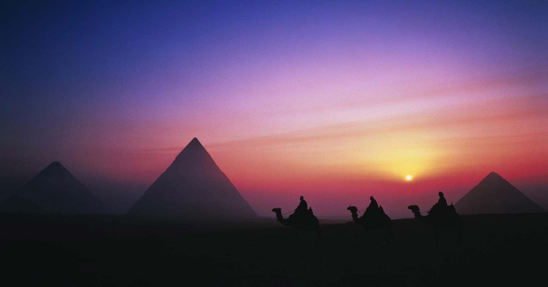 Unavista Mozzafiato Delle Piramidi Di Giza E Della Sfinge Con Un Cielo Drammatico A Cairo, Egitto.