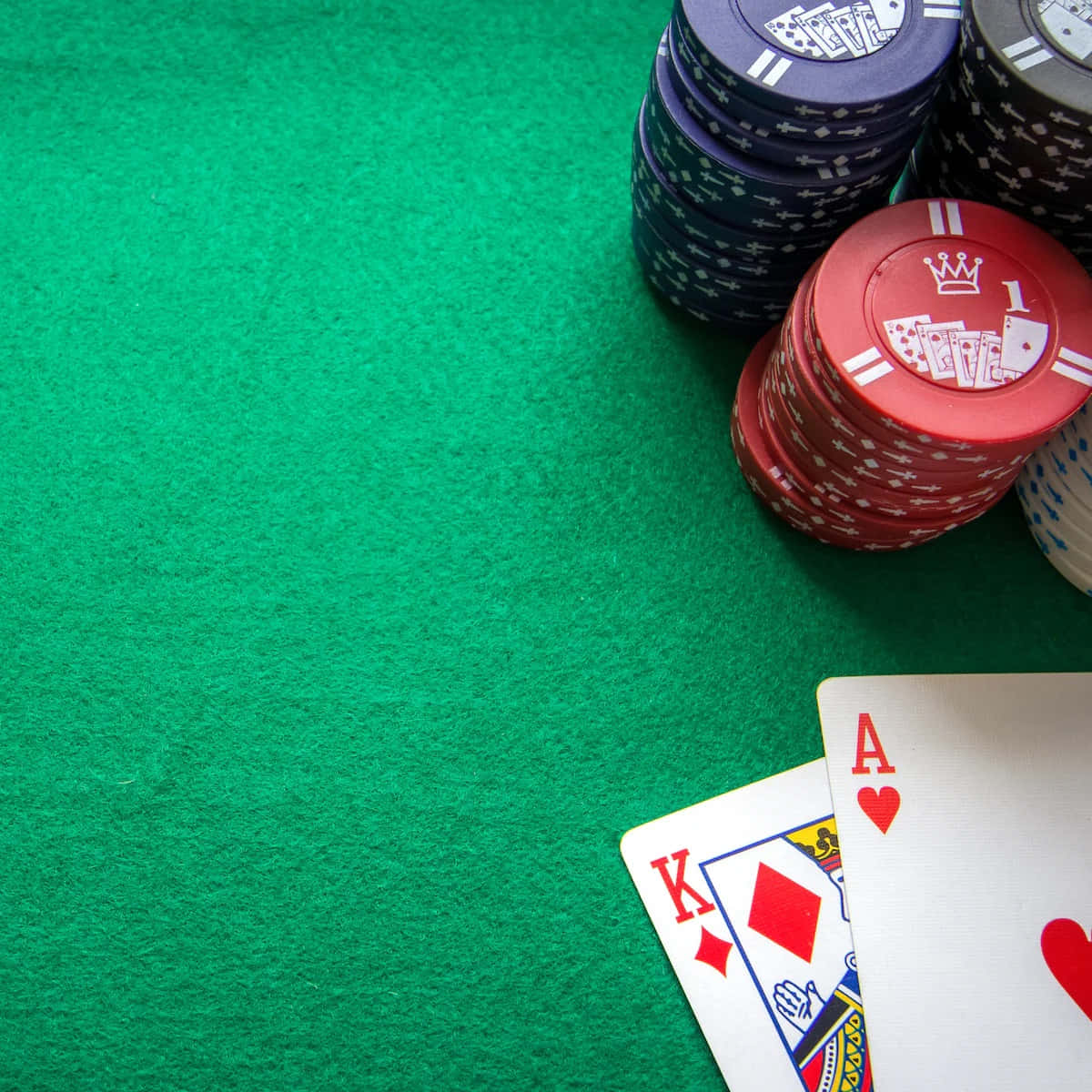 Unavivace Serata Di Poker Con Chips E Carte Su Un Tavolo Da Poker Verde.