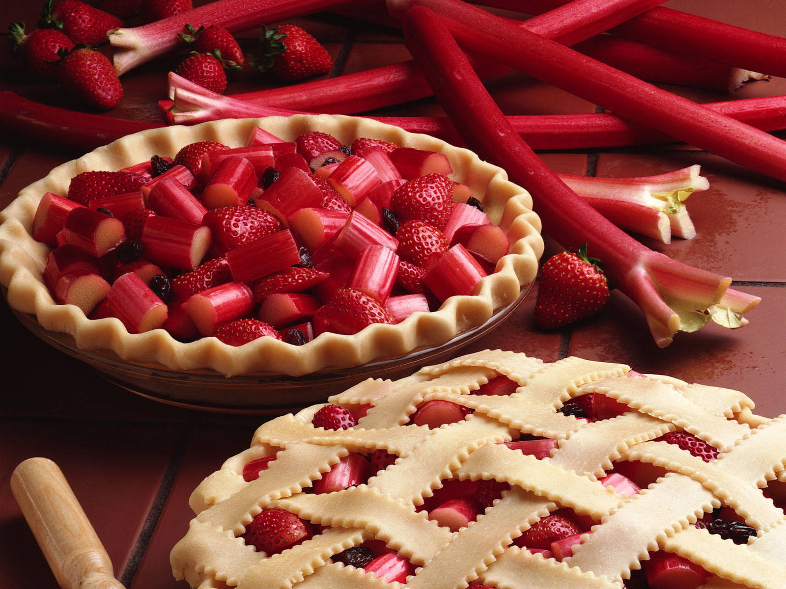 Uncooked Delicious Strawberry Rhubarb Pie Wallpaper