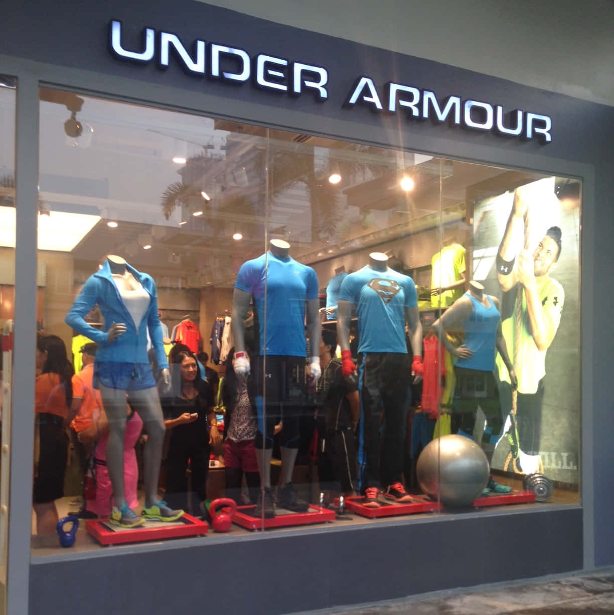 Under Armour, Large selection of outlet fashion styles
