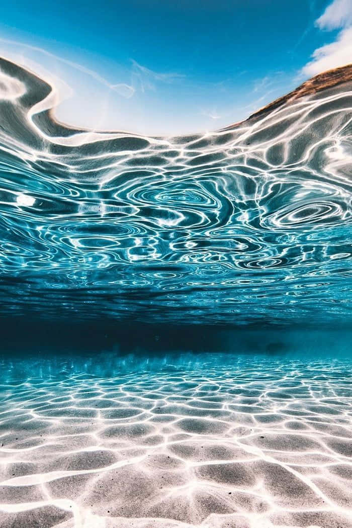 Underthe Sea Waves Sunlight Picture - Bild Av Vågorna Under Havet Med Solstrålar.
